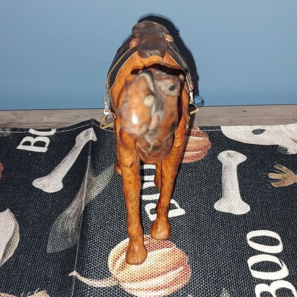 Camel hand carved wooden vintage figurine with leather saddle - Picture 2 of 5
